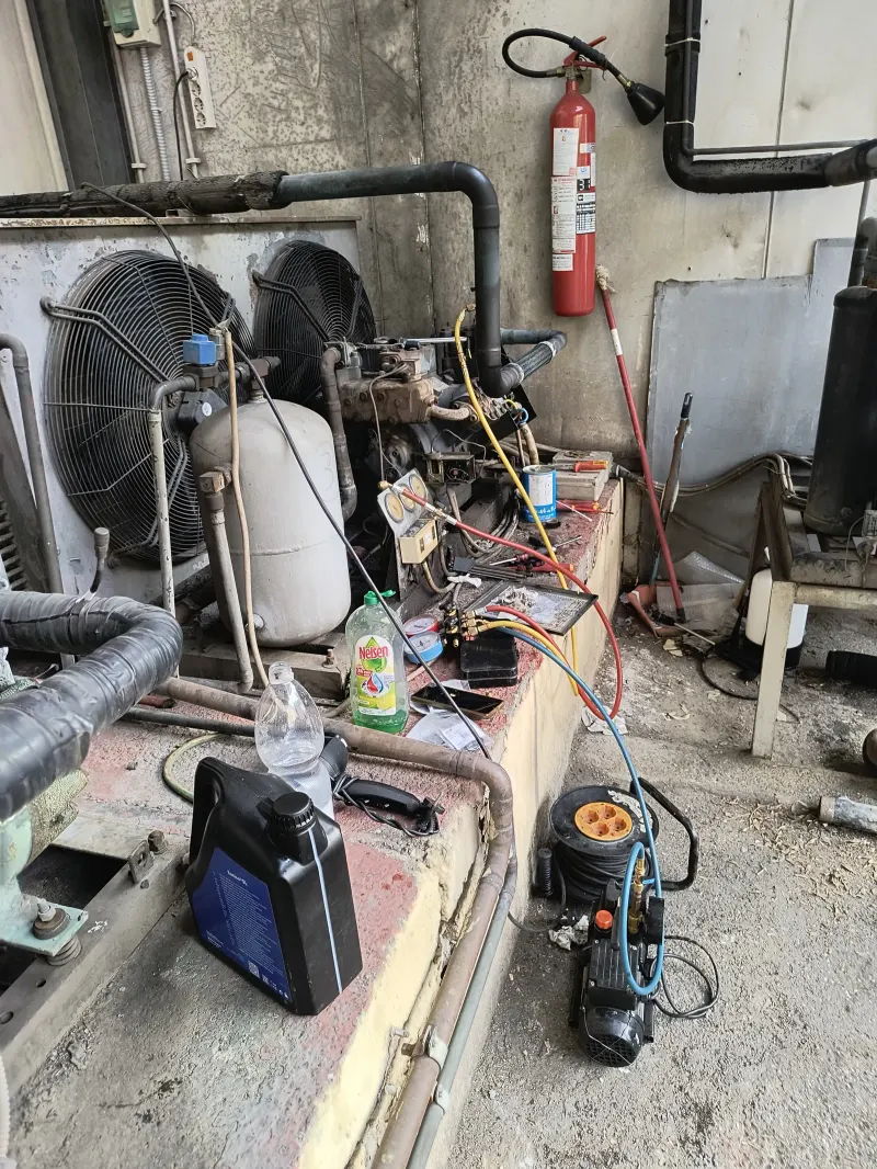 Compressore frigorifero durante un intervento di manutenzione